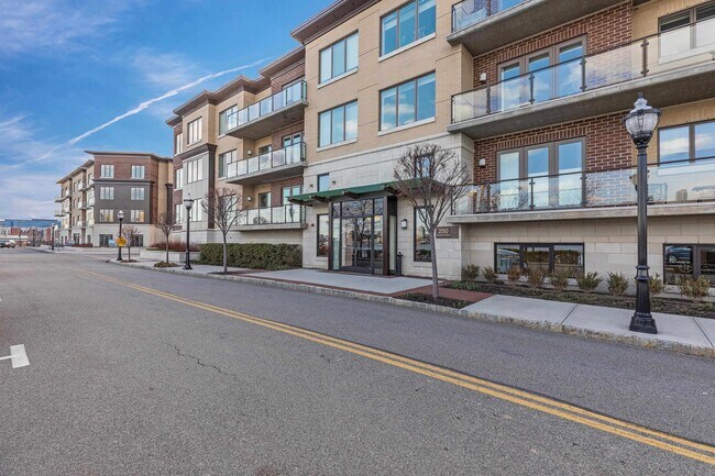 Building Photo - 250 Henley Pl