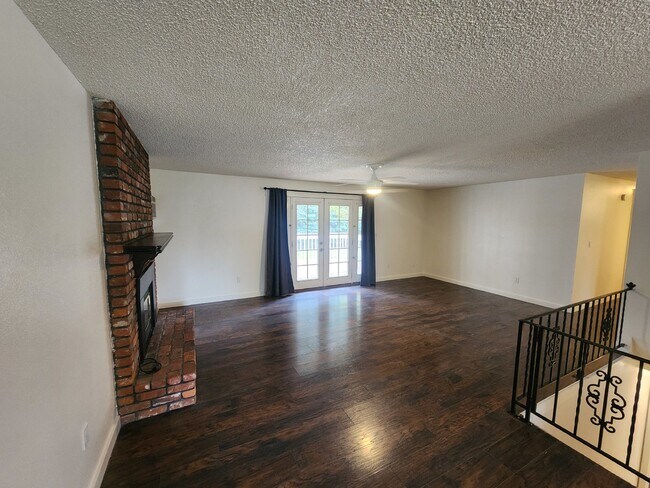 Building Photo - Very Large 3BR, 3BTH, Full Basement, Near Black Bay Park in Post Falls