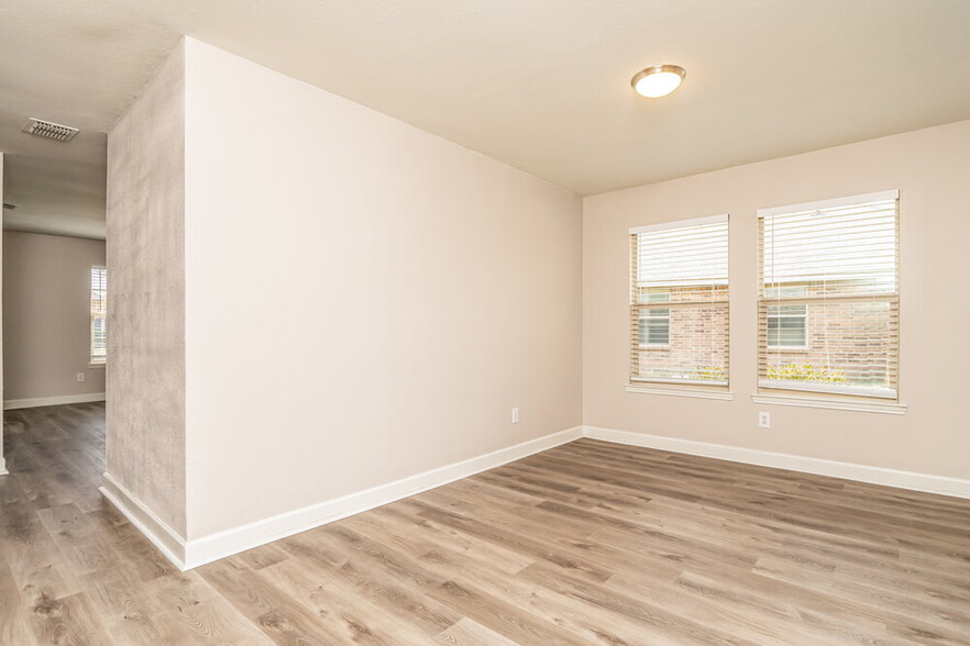 Building Photo - 527 Indian Paintbrush