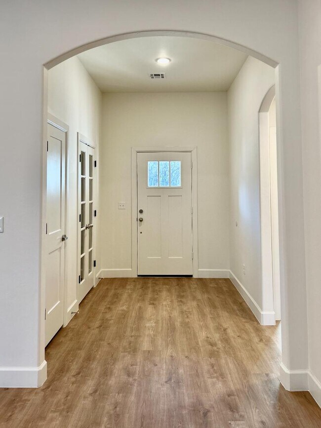 Building Photo - 127 Willow Grv Ln