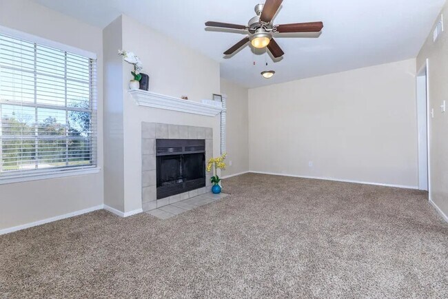 Building Photo - Elegant 2-Bedroom Near I-45 – Pets Welcome!