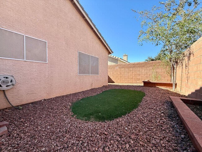 Building Photo - Beautiful open concept remodeled 3 bedroom...