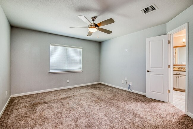 Building Photo - Beautiful 4 bed/2.5 baths in the desirable...