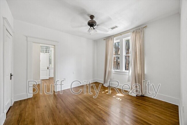 Building Photo - 394 S Prescott St