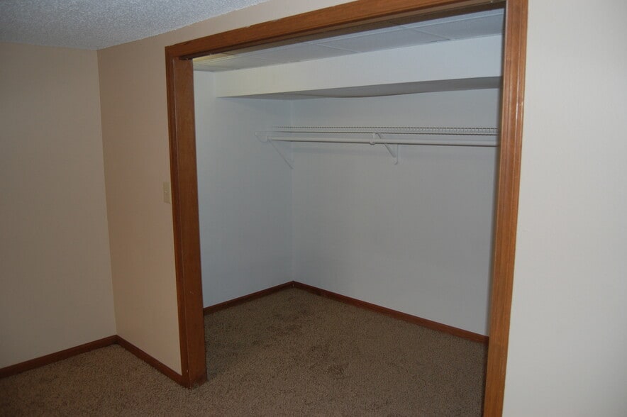 Third bedroom 22'x13' - 4945 Walker Ave