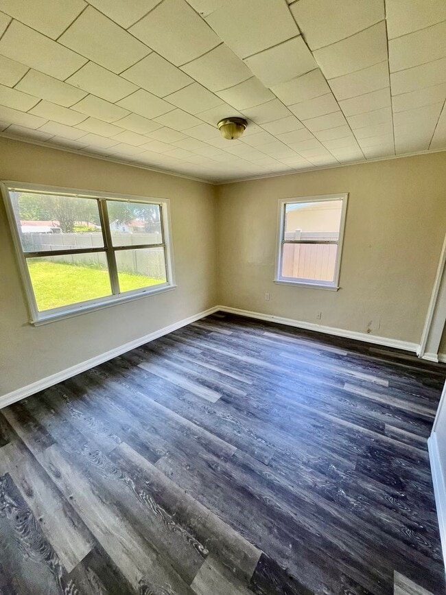 Building Photo - Tons of Living Space in this 3BR/1BA Zephy...