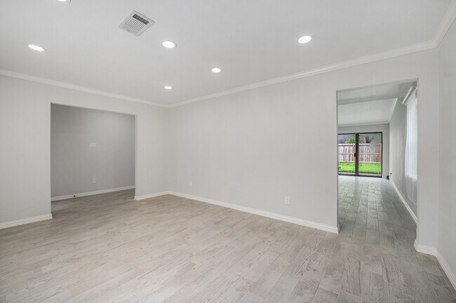 Building Photo - 10818 Hillcroft Ave