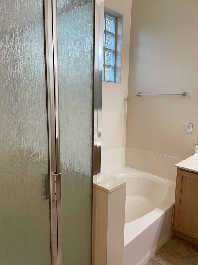 Building Photo - 1079 E Susan Ln