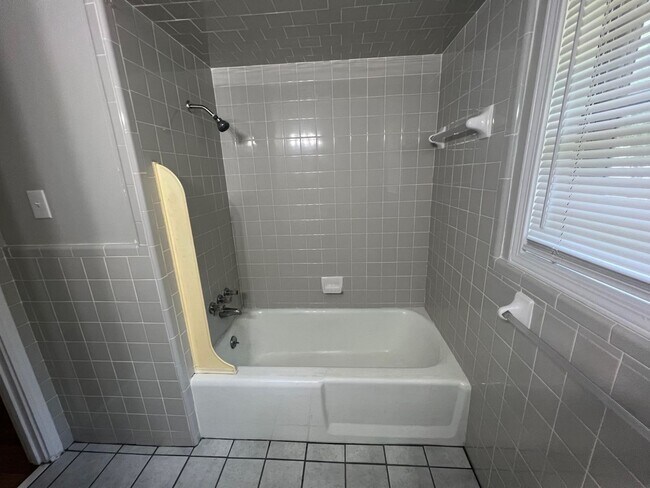 Building Photo - 3 bedroom 1 bathroom in Northport