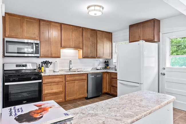 Building Photo - 814 Holiday Ave