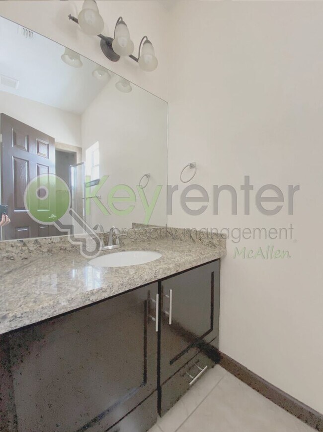 Building Photo - 2B/2.5B Townhome in gated community SUPER LOW Move-In Price