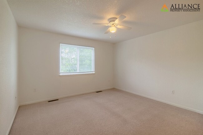 Building Photo - Balcony & Walkout Basement!