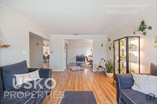 Building Photo - 8844 Garden Glen Way