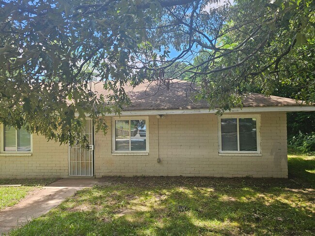 Building Photo - 2/1 Duplex Near Hank Aaron Dr - Housing Vo...