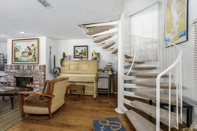 Building Photo - Fully Furnished Island Life Waterfront Ret...