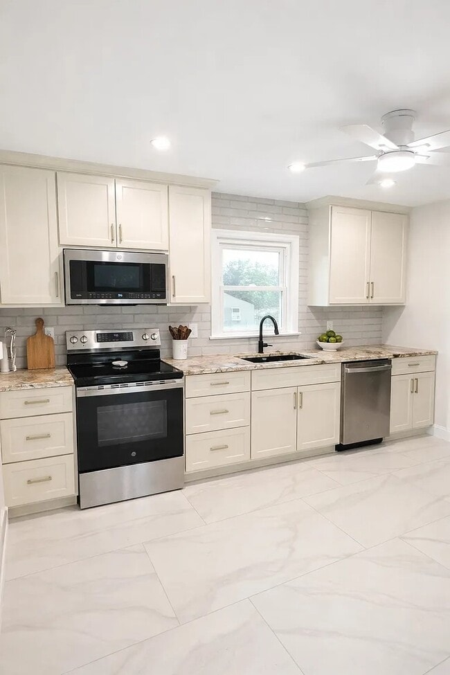 Building Photo - 1679 Culleoka Hwy