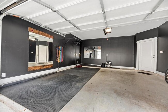 Building Photo - 750 W Donovan St