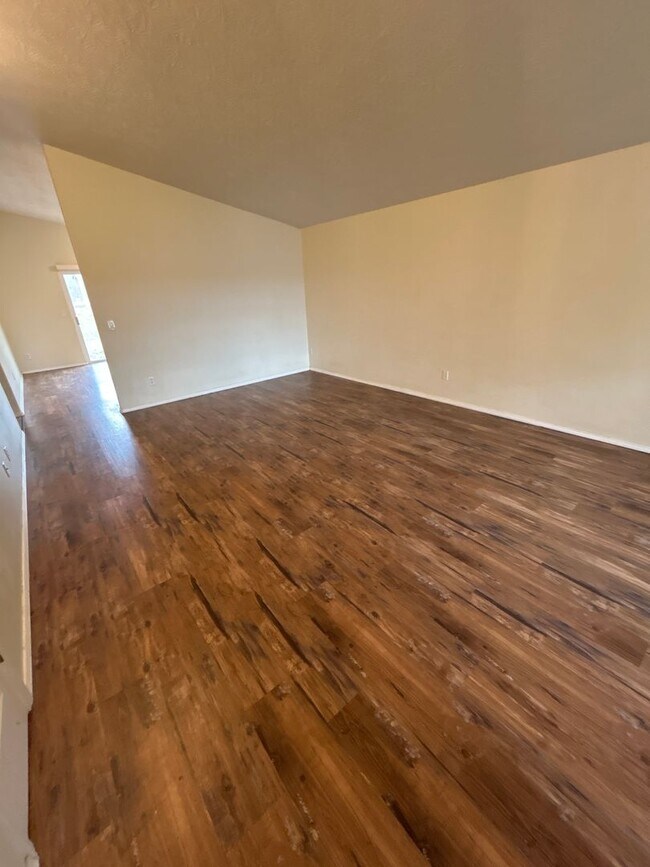 Building Photo - Beautiful 3 Bedroom 2 Bath Single Level Ho...