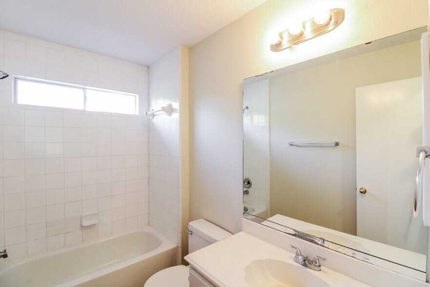 Building Photo - 14422 Cypress Valley Dr