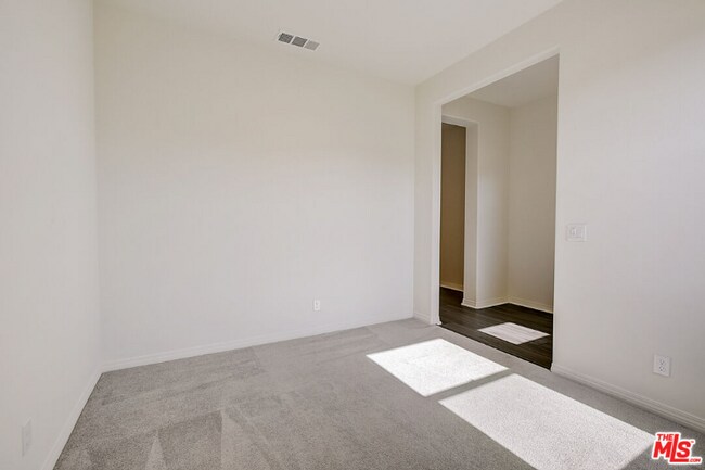 Building Photo - 681 S District Way