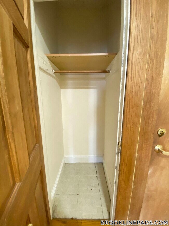 Building Photo - 352 Riverway