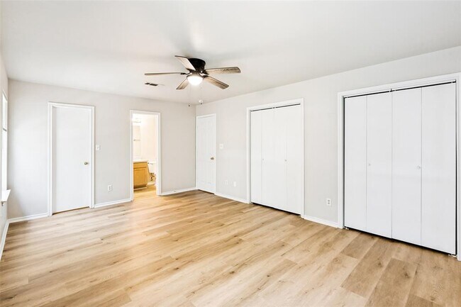 Building Photo - 945-947-947 Sagewood Trail