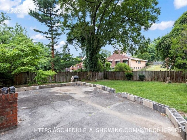 Building Photo - Vintage Hillcrest Home with huge Backyard