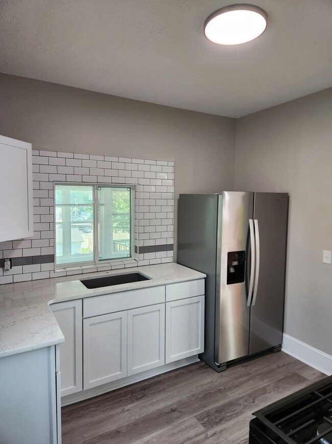 Building Photo - 3/2/1 Newly remodeled, near saddle creek, and med center