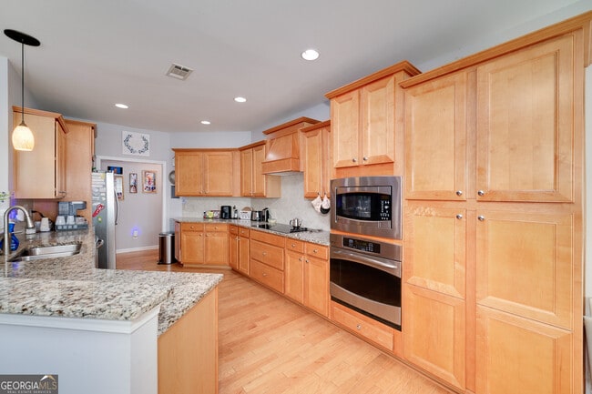 Building Photo - 230 Begonia Ct