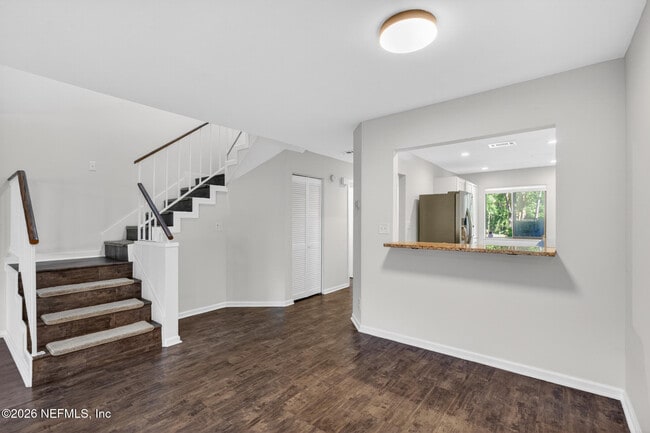 Building Photo - 7701 Baymeadows Cir W