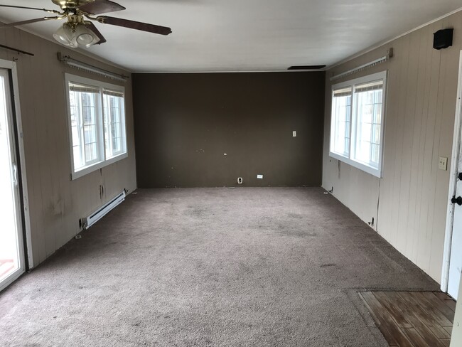 Building Photo - 804 W 1st St