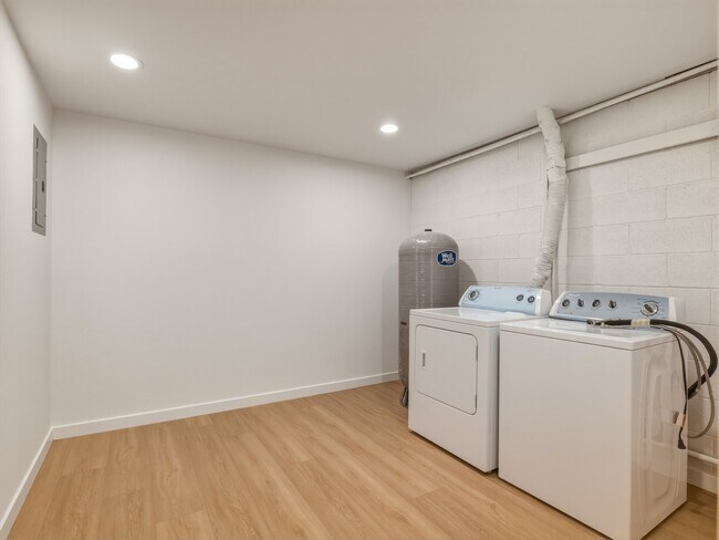 Building Photo - 1366 SE High Ridge Ct