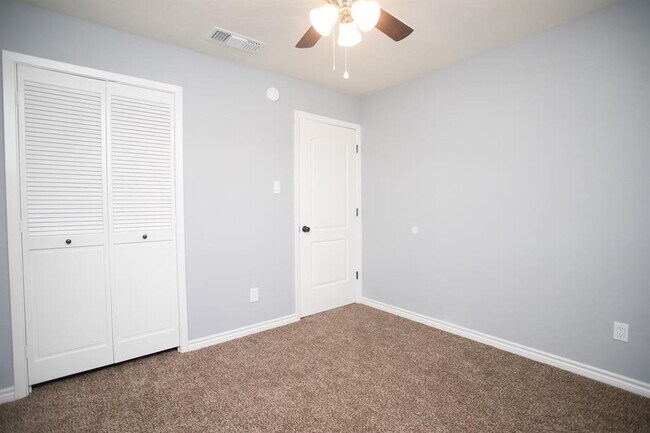 Building Photo - 5821 W Sunforest Dr