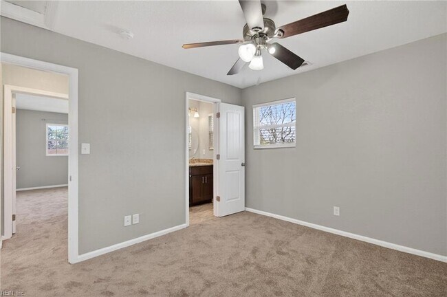 Building Photo - 3016 Aaron Dr