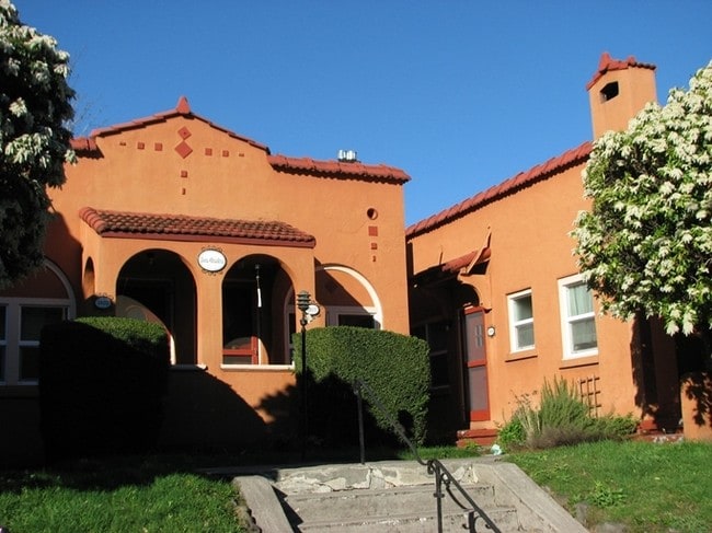 Building Photo - Seis Casitas