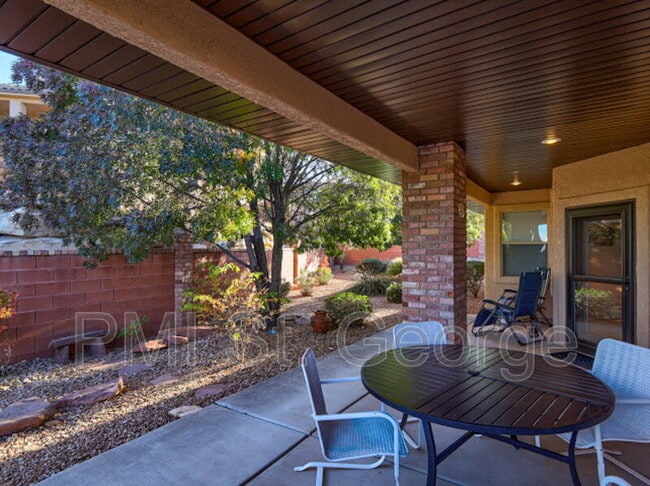 Building Photo - 621 Rolling Hills Dr