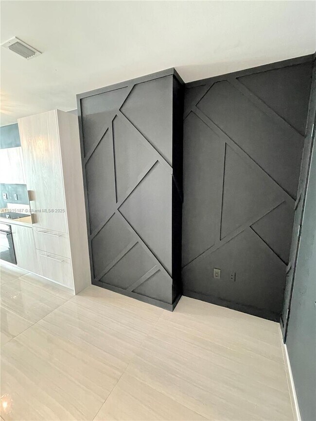 Building Photo - 480 NE 31st St