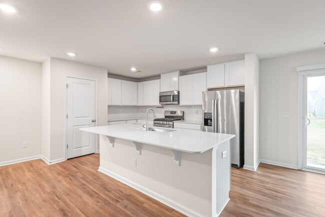 Building Photo - Move-in Ready 5 Bedroom Home!