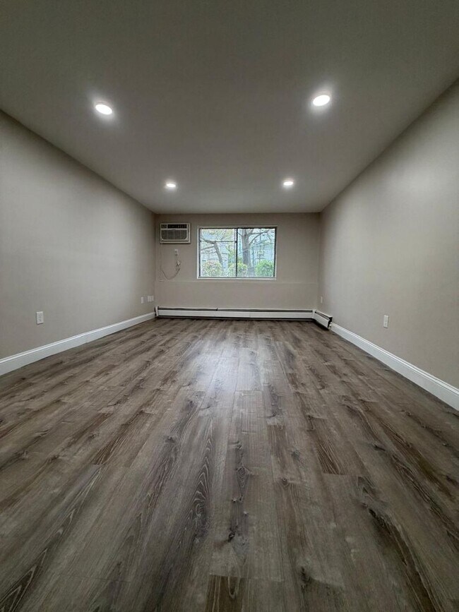 Building Photo - Fully Renovated 2 Bed with Heat, Hot Water and gas for cooking included