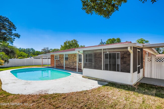 Building Photo - 1055 Grove Park Dr S