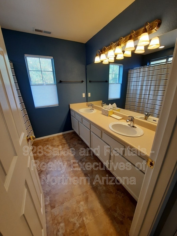 Building Photo - 1097 W Overland Pass Dr