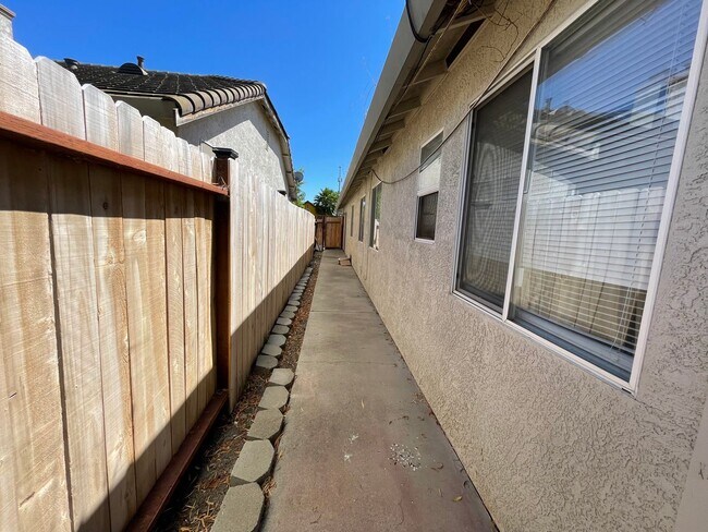 Building Photo - 7915 Jacinto Rd