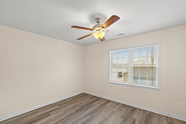 Building Photo - Adorable townhome with beautiful upgrades!