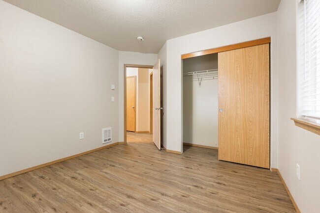 Building Photo - 4bed/2.5 Bath home - Available in SE Portland,