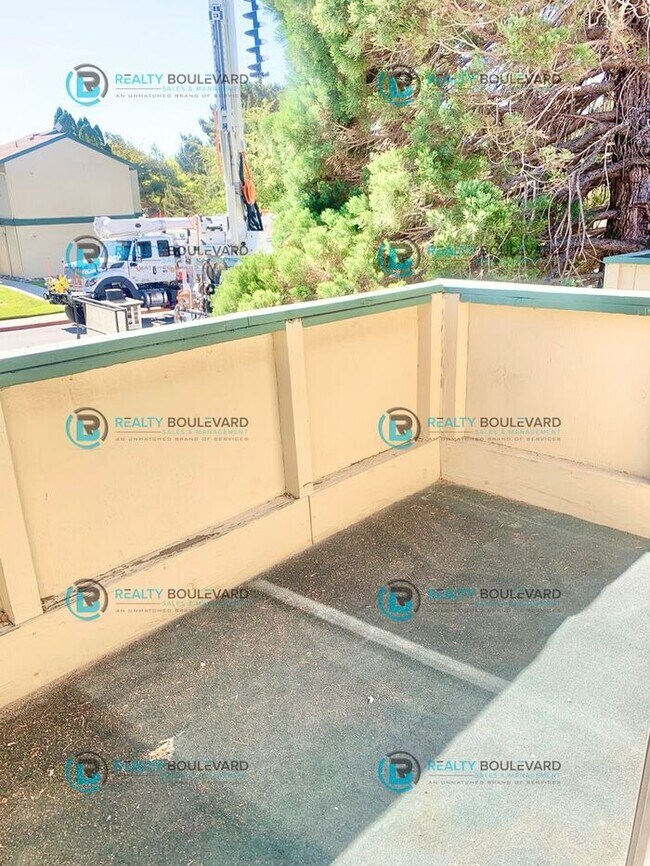 Building Photo - Great 2 Bedroom 1 Bathroom Apartment Near TMCC!!! Private Balcony, Laundry, Pool & Community Amen...
