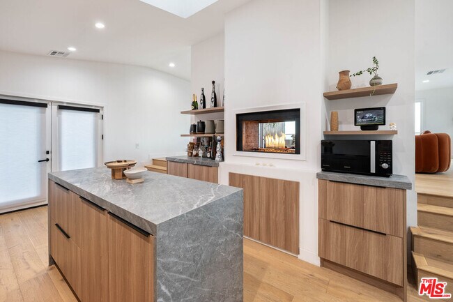 Building Photo - 3541 Multiview Dr