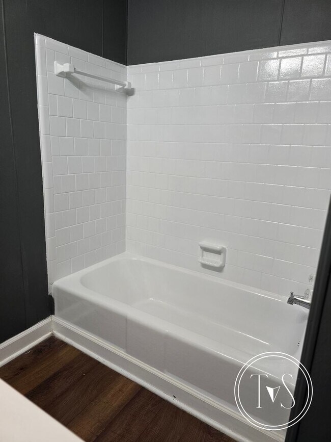Building Photo - Charming 3-bedrooms/1-bath home in LaRoche Park