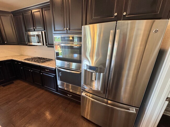 Building Photo - Beautiful spacious home in a lovely quiet ...