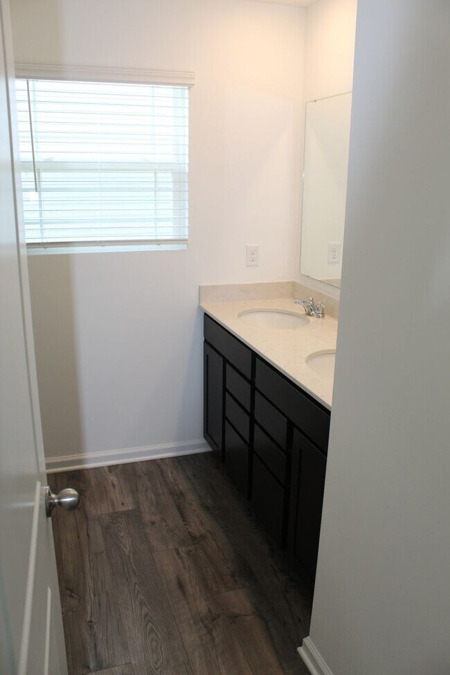 Building Photo - Beautiful 5 BR in Danville!