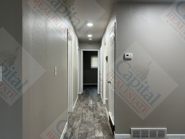 Building Photo - Spacious 3 Bedroom
